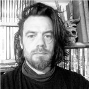 Artiste professionnel spécialisé en gravure traditionnelle, dessinateur ayant enseigné en collège et BTS.